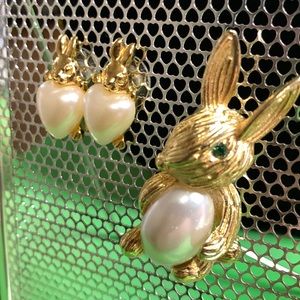 Vintage Brooch Easter Bunny Rabbit w/Pearl Egg JELLY BELLY matching earrings